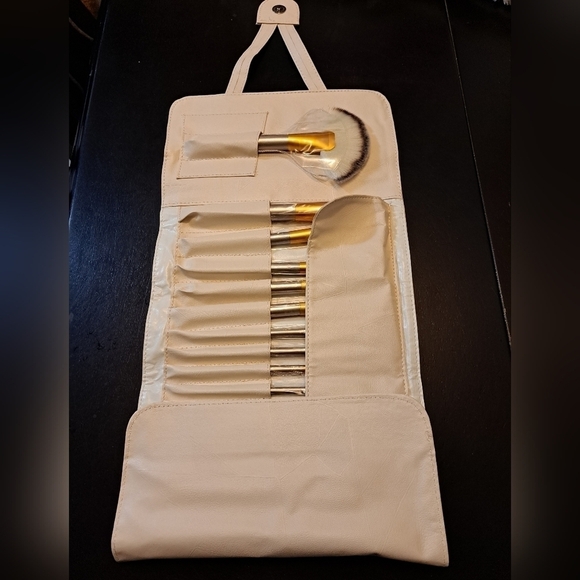 24 Piece Makeup Brushes In A Folding Carrying Case - Picture 3 of 10